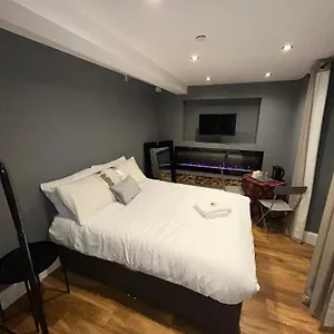 Cosy Double Bed With Fire Place Homestay